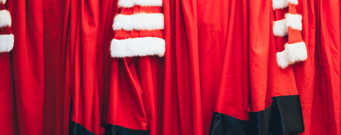deux robes de juristes robes-rouges