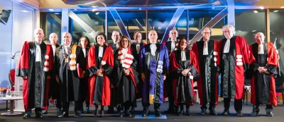 Photo de groupe des récipiendaires, de leur parrain et du président lors de la cérémonie doctor honoris causa 2025